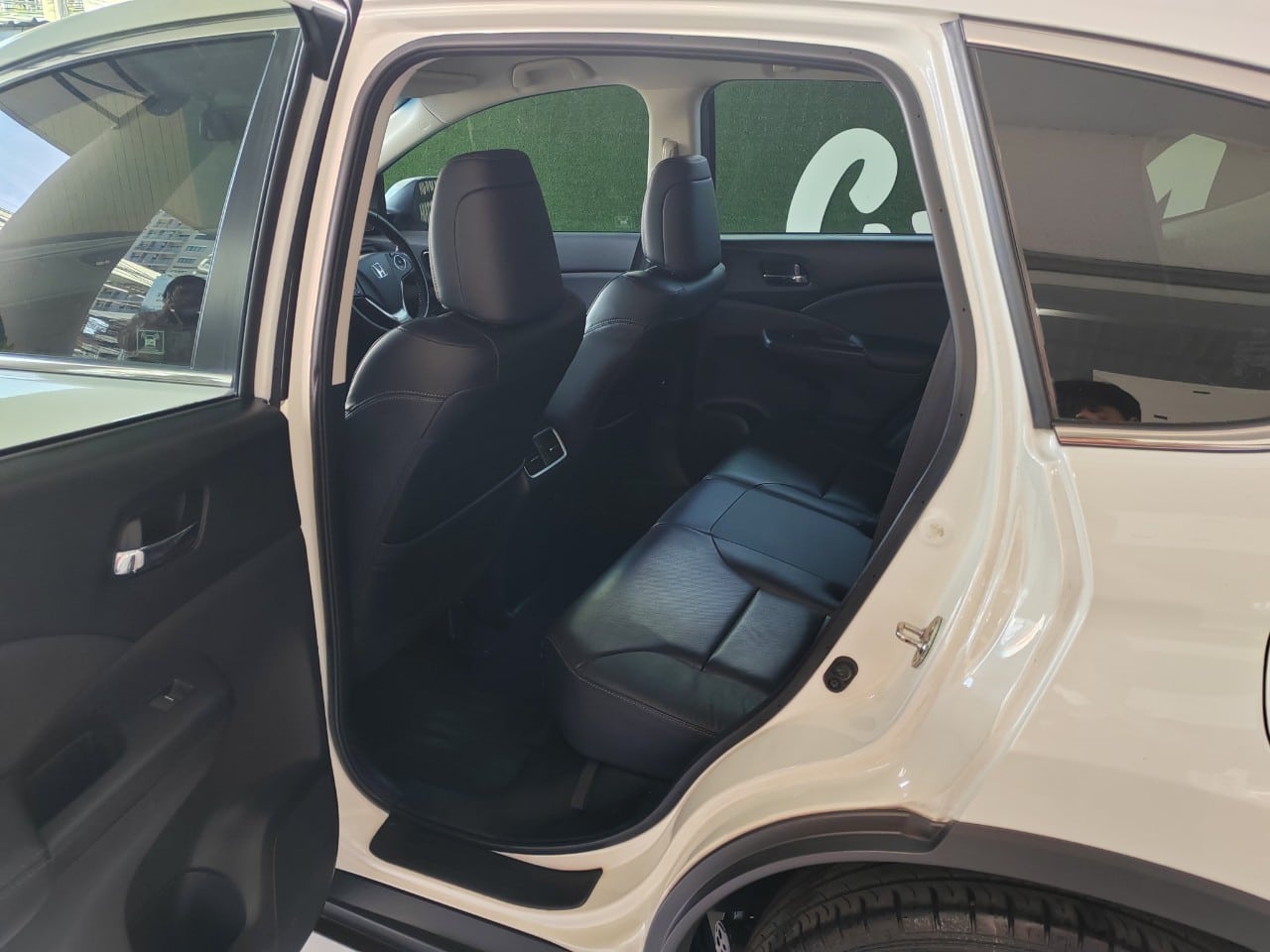 Honda CRV 2.4 EL 4WD ปี 2014 มือสอง (ห้องโดยสารด้านหลัง)